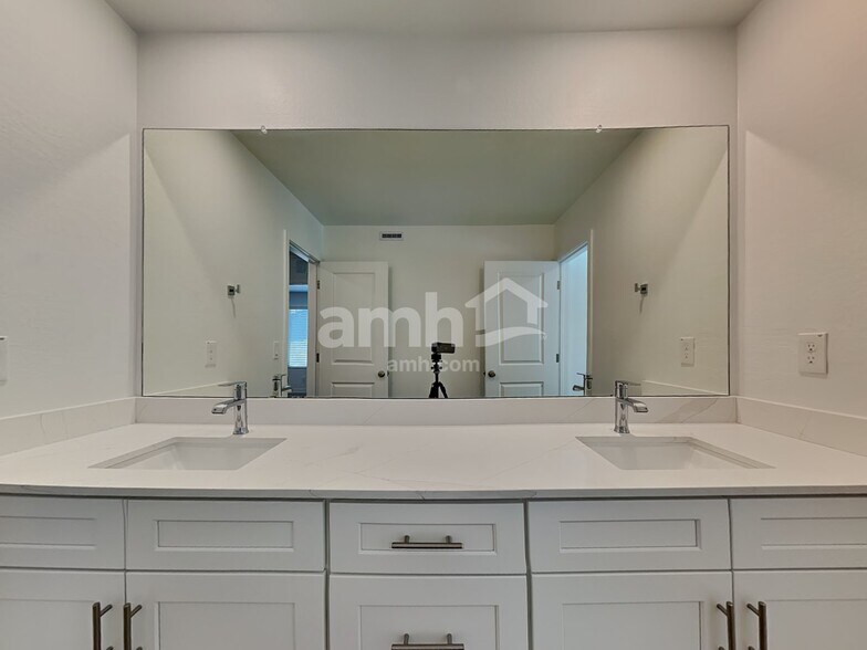 Building Photo - 20177 W Thomas Rd