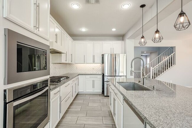 Building Photo - Beautiful 5bedrooms-2Baths Modern Style Home!