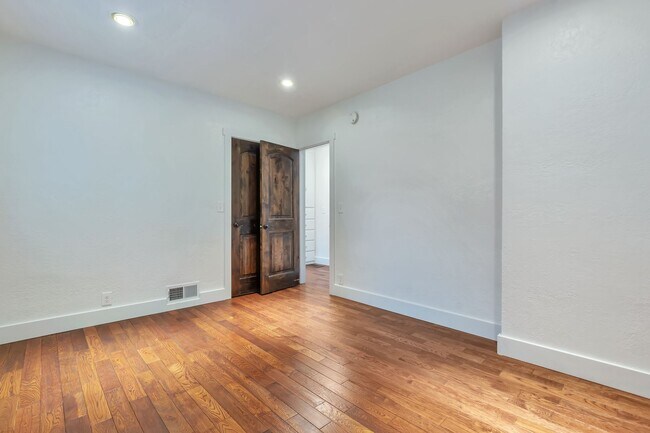 Building Photo - 4858 Viewmont St
