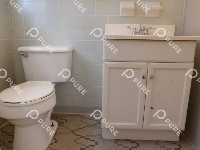 Building Photo - 2108 Linde St NW