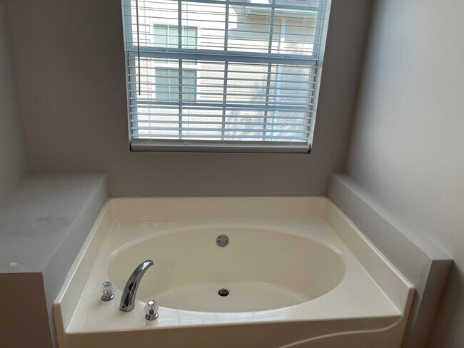 Building Photo - 2 Belmont Park Dr