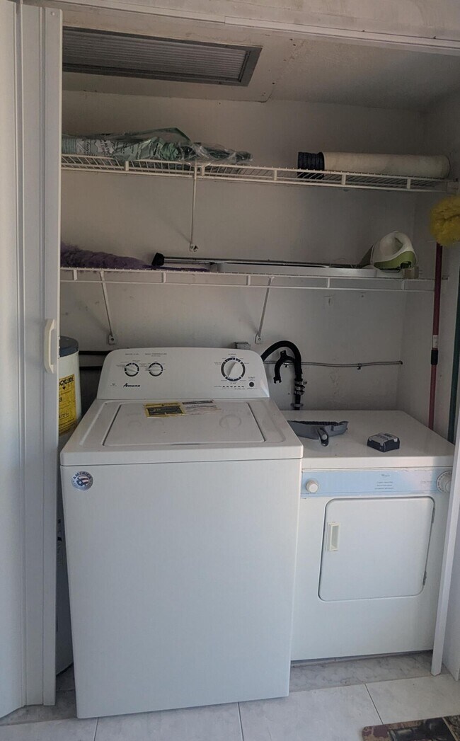 Building Photo - 2 Golfs Edge