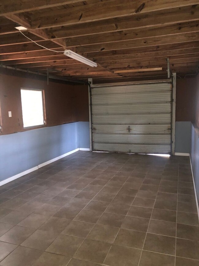 Building Photo - 2201 S Park Ave