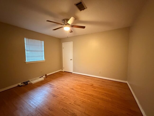 Building Photo - Welcome to this charming 3-bedroom, 2-bathroom home located in the heart of Russellville