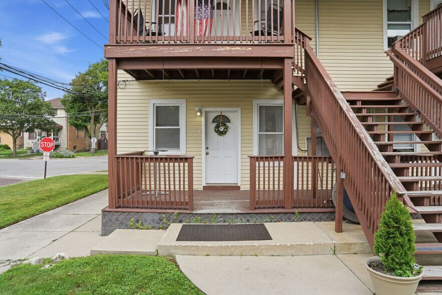 Building Photo - 839 Dunlop Ave