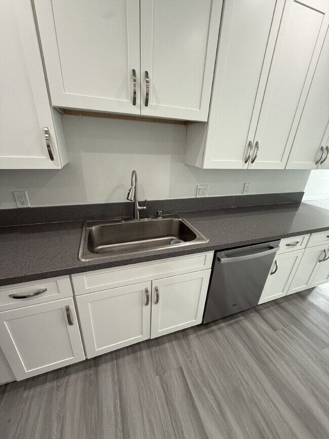 Building Photo - New Gas Range & Refrigerator.  Spacious rooms, private yard and RV parking.  Must see - Won't las...