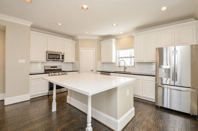 Building Photo - 1307 Studer St