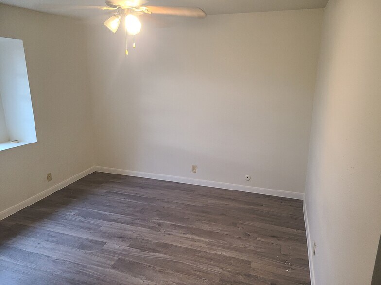 Master Bedroom - 11002 Hammerly Blvd