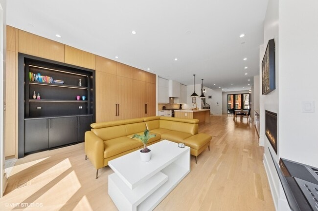 Building Photo - 1844 N Maud Ave