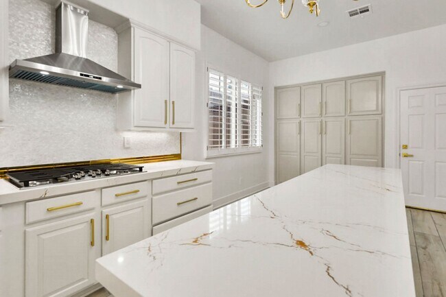 Building Photo - 5 Bedroom Pool Home Located In Summerlin G...