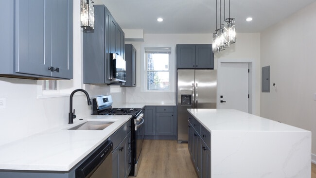 Building Photo - 2036 N Hoyne Ave