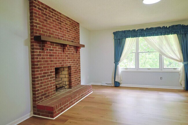 Building Photo - nice renovated 4 Bed 3 Bath