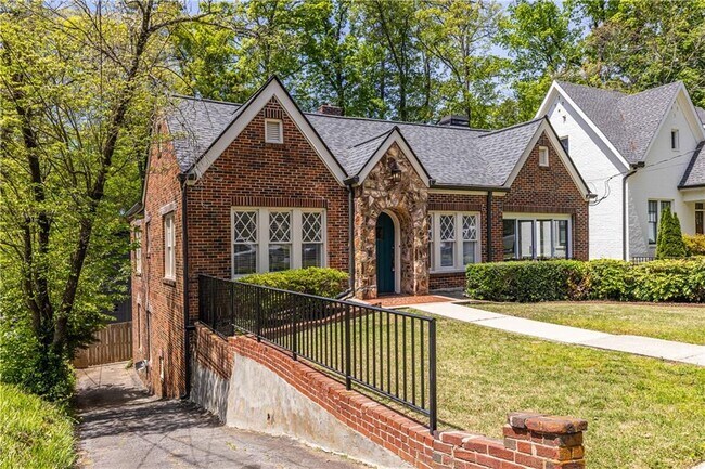 Building Photo - 1900 Ridgewood Dr NE