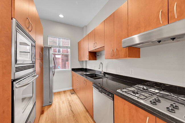 Building Photo - $3,225.00 - 2 Beds, 1.5 Bath, Townhouse in...