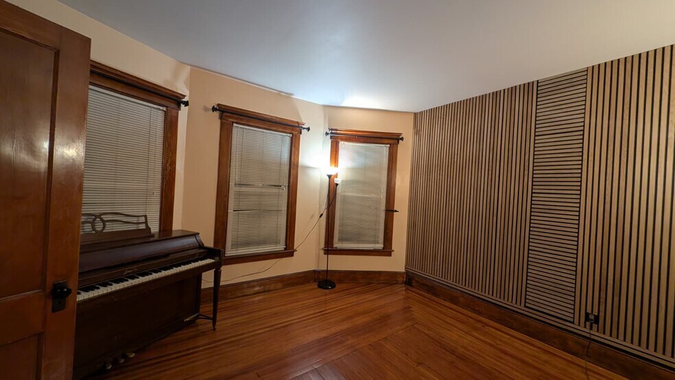 Building Photo - 122 Foster St