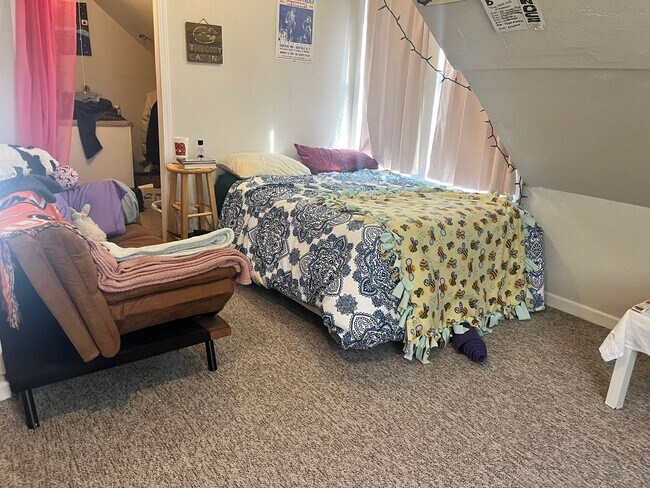 Building Photo - Beautiful Home Close to Campus