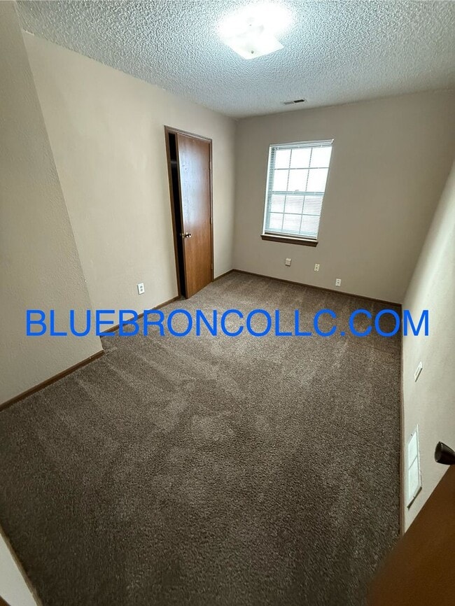 Building Photo - New vinyl plank flooring and updated finis...