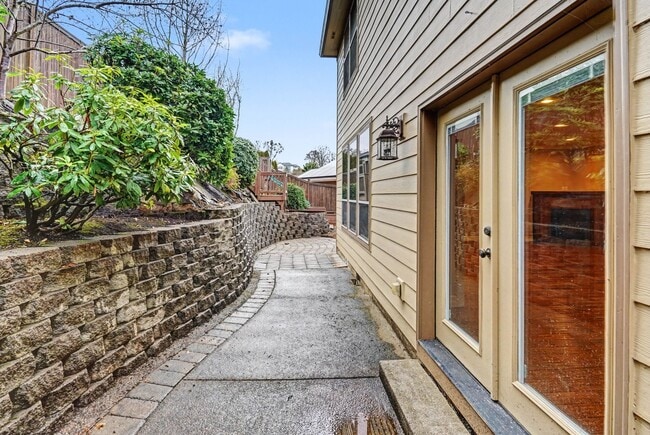 Building Photo - 4 bed, 2.5 bath Two-Story Home in West Salem