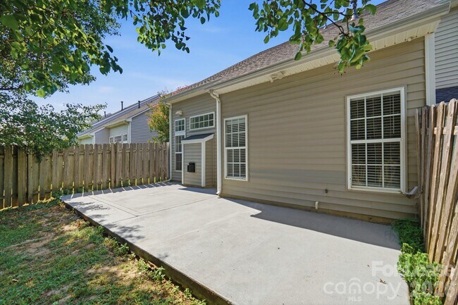 Building Photo - 4084 Holly Villa Cir