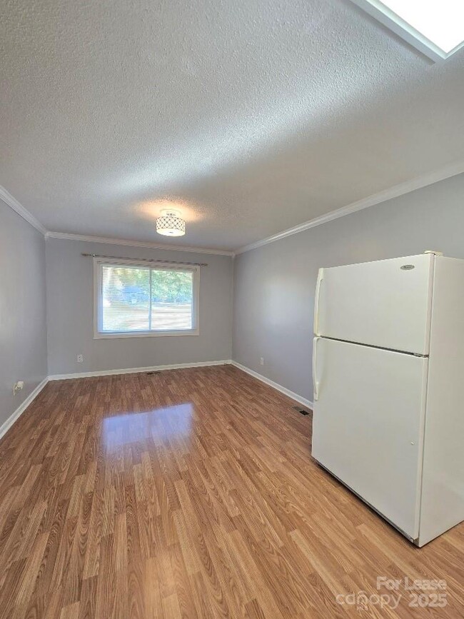 Building Photo - 910 Holly Dr