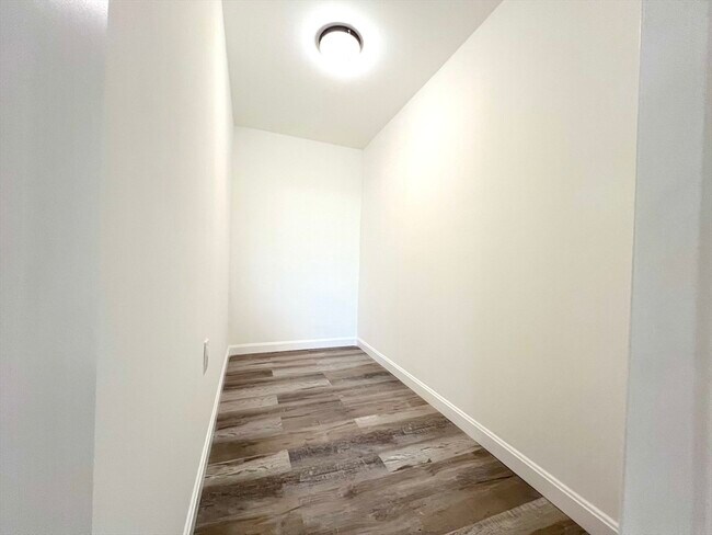 Building Photo - 156 Grinnell St