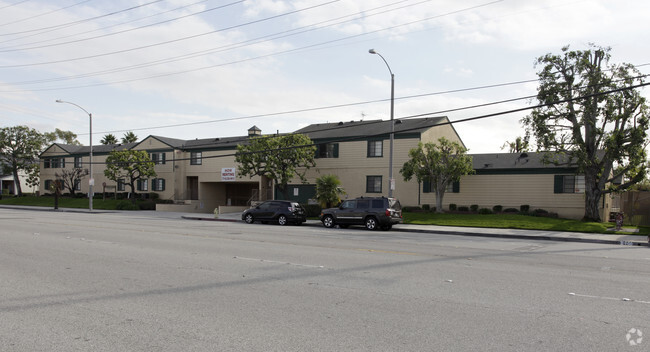 Building Photo - Emerald Court Apartments