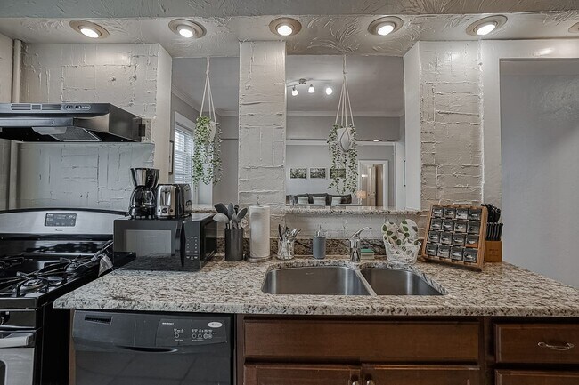 Building Photo - Furnished & Perfectly Located Downtown in ...