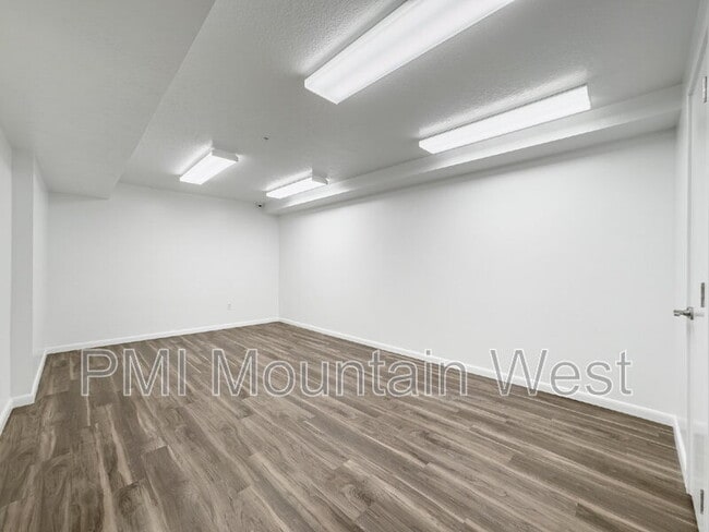 Building Photo - 1032 E 400 S