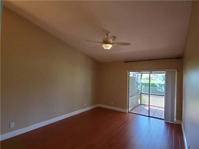 Building Photo - 7546 Pinewalk Dr S