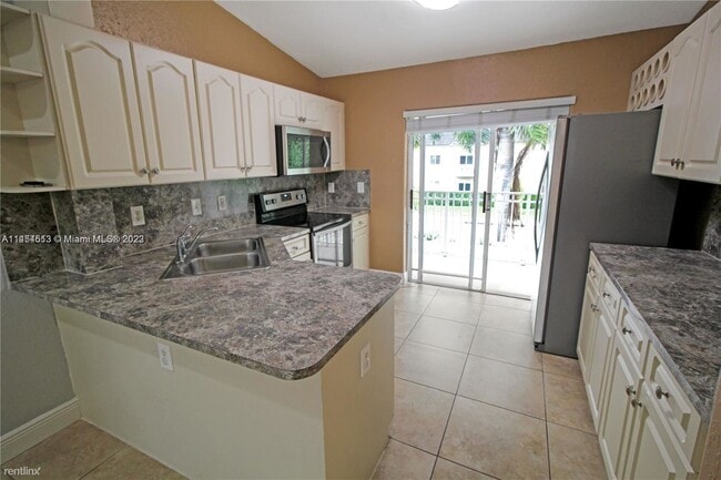 Building Photo - 3 br, 2 bath Condo - 10953 W Okeechobee Rd...