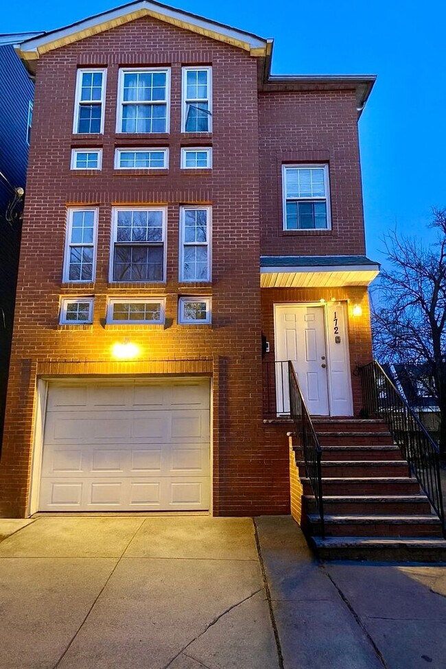 Primary Photo - 172 Seymour Ave