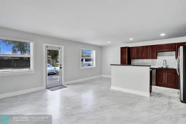 Building Photo - 802 SW 12th Ct