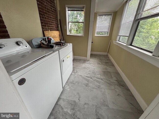 Building Photo - 130 E 4th St