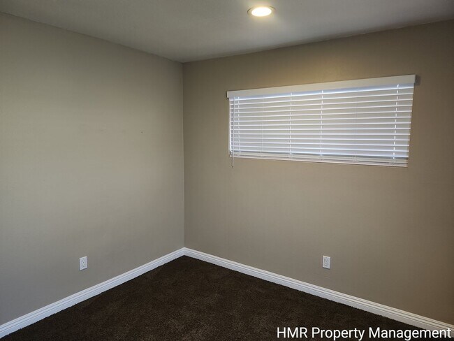 Building Photo - Spacious Town House