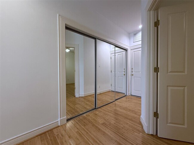 Building Photo - 118 Detering St
