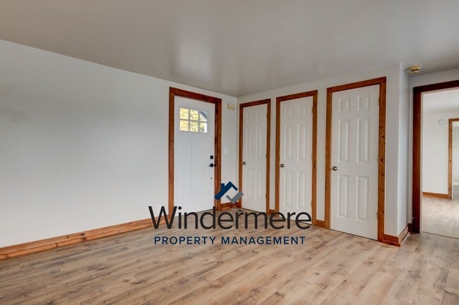 Building Photo - Three Bedroom, Two Bath Waterview