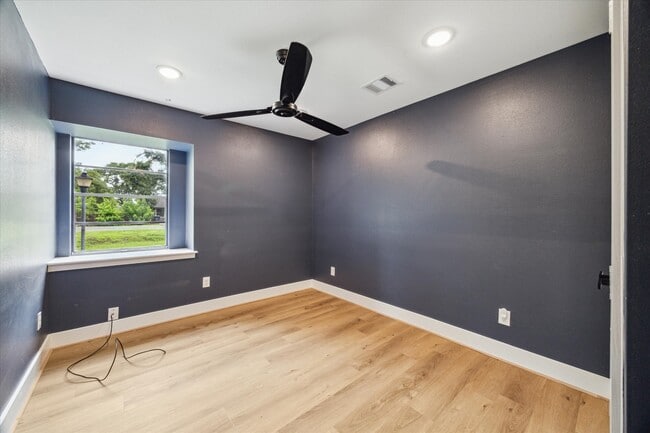 Building Photo - 1627 Crestdale Dr