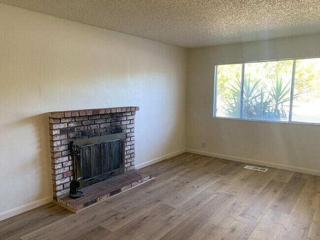 Building Photo - Fairfield Home Near Travis AFB & Laurel Cr...