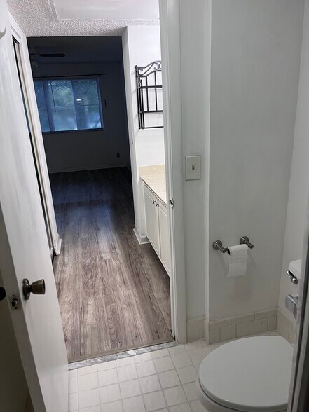 Building Photo - 9777 Westview Dr