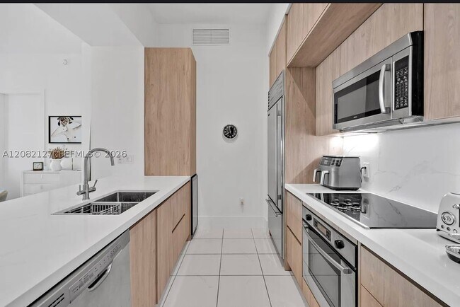 Building Photo - 951 Brickell Ave