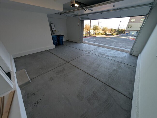 Building Photo - 675 Agate Bridge St