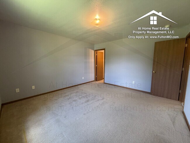 Building Photo - 427–429 Sabre Circle