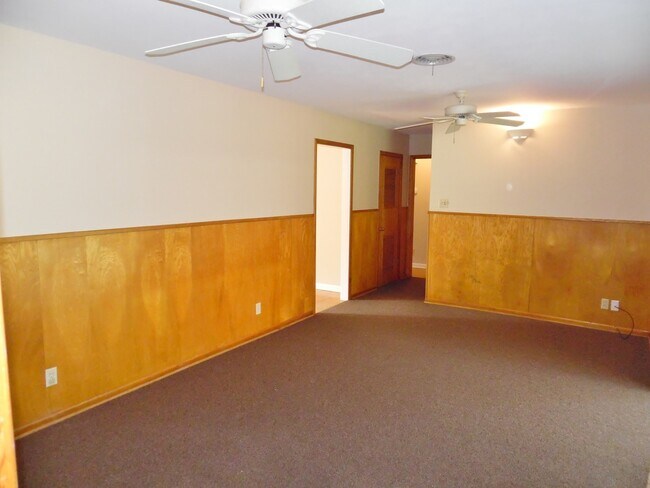 Building Photo - Live in Benbrook!