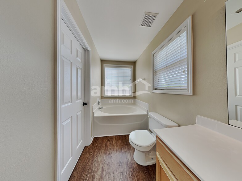 Building Photo - 152 Town Park Dr