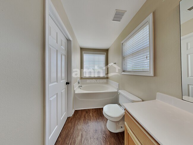 Building Photo - 152 Town Park Dr