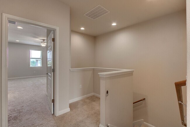 Building Photo - 13800 Lyndhurst St