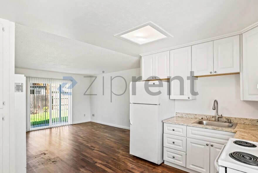 Building Photo - 3865 Almond Ave