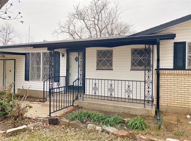 Building Photo - 3560 Regal Rd