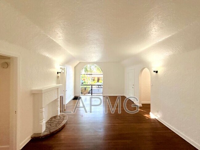 Building Photo - 7733 Hampton Ave