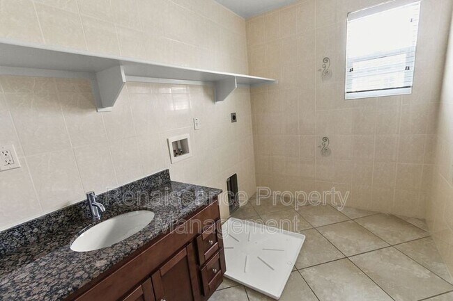 Building Photo - 703 N Marquis Way